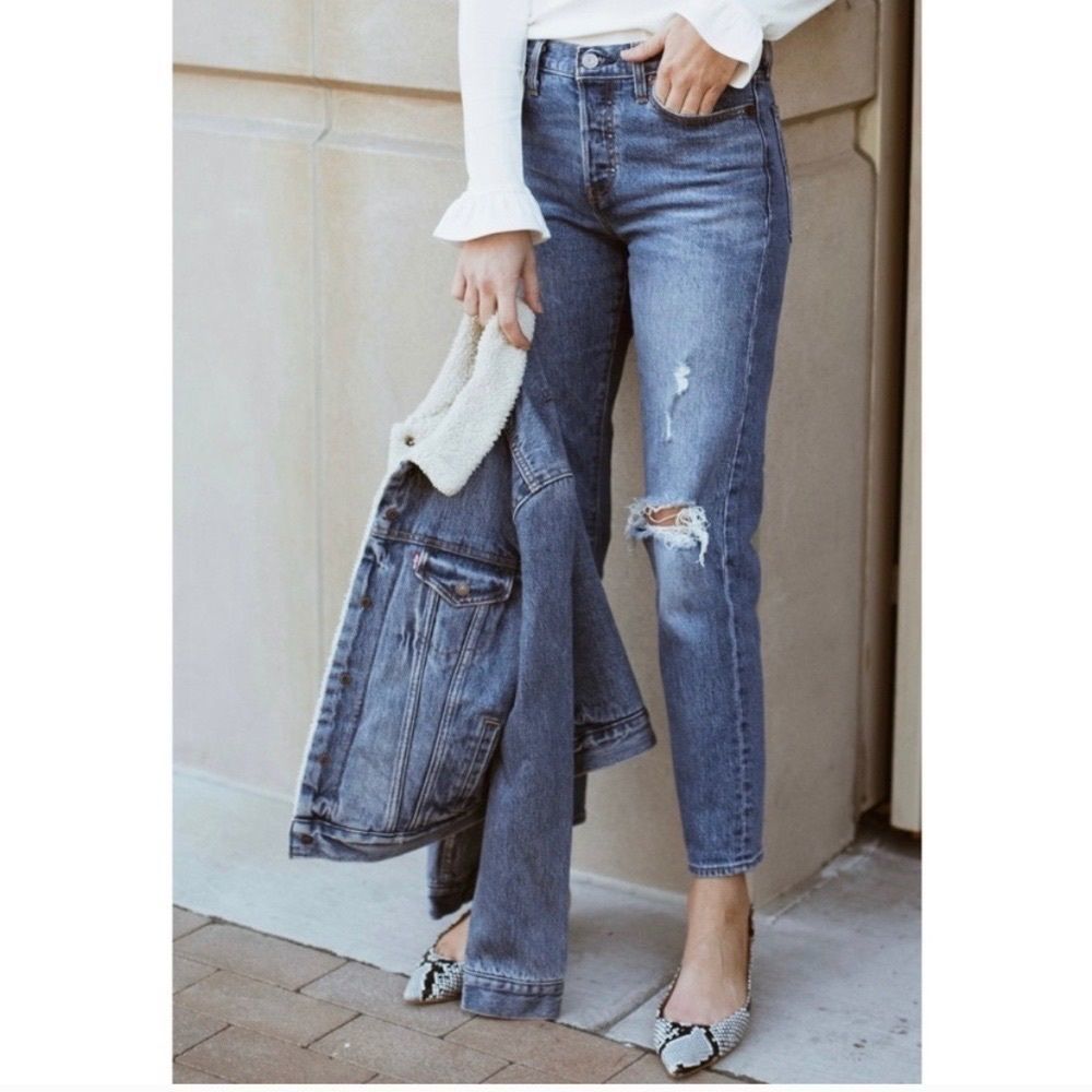 LEVI’S Wedgie Icon Fit Jeans in Higher Love Medium Wash Distressed Size 27